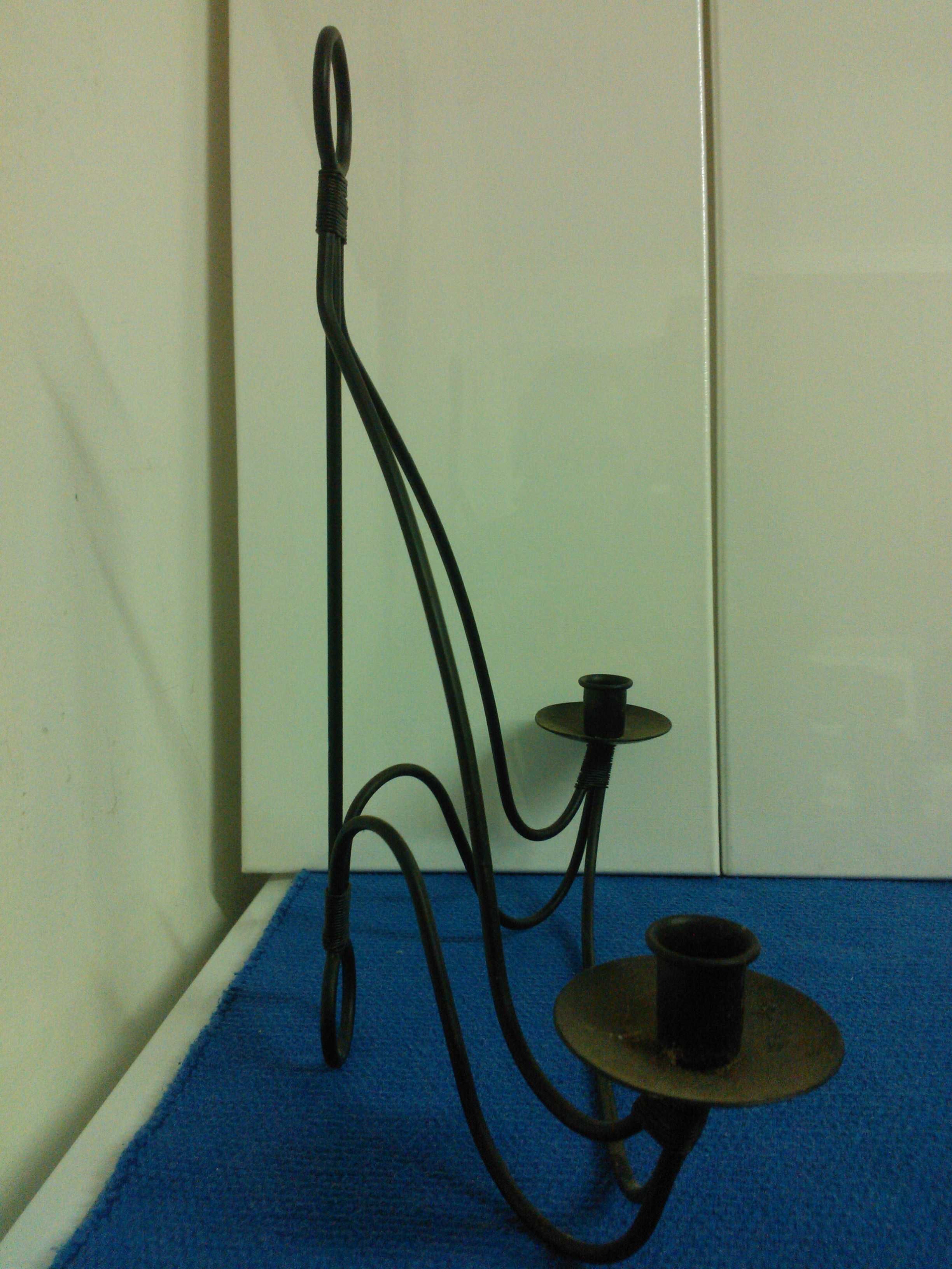 Par de apliques de parede, em ferro, para 2 velas, com 43x40 cm.