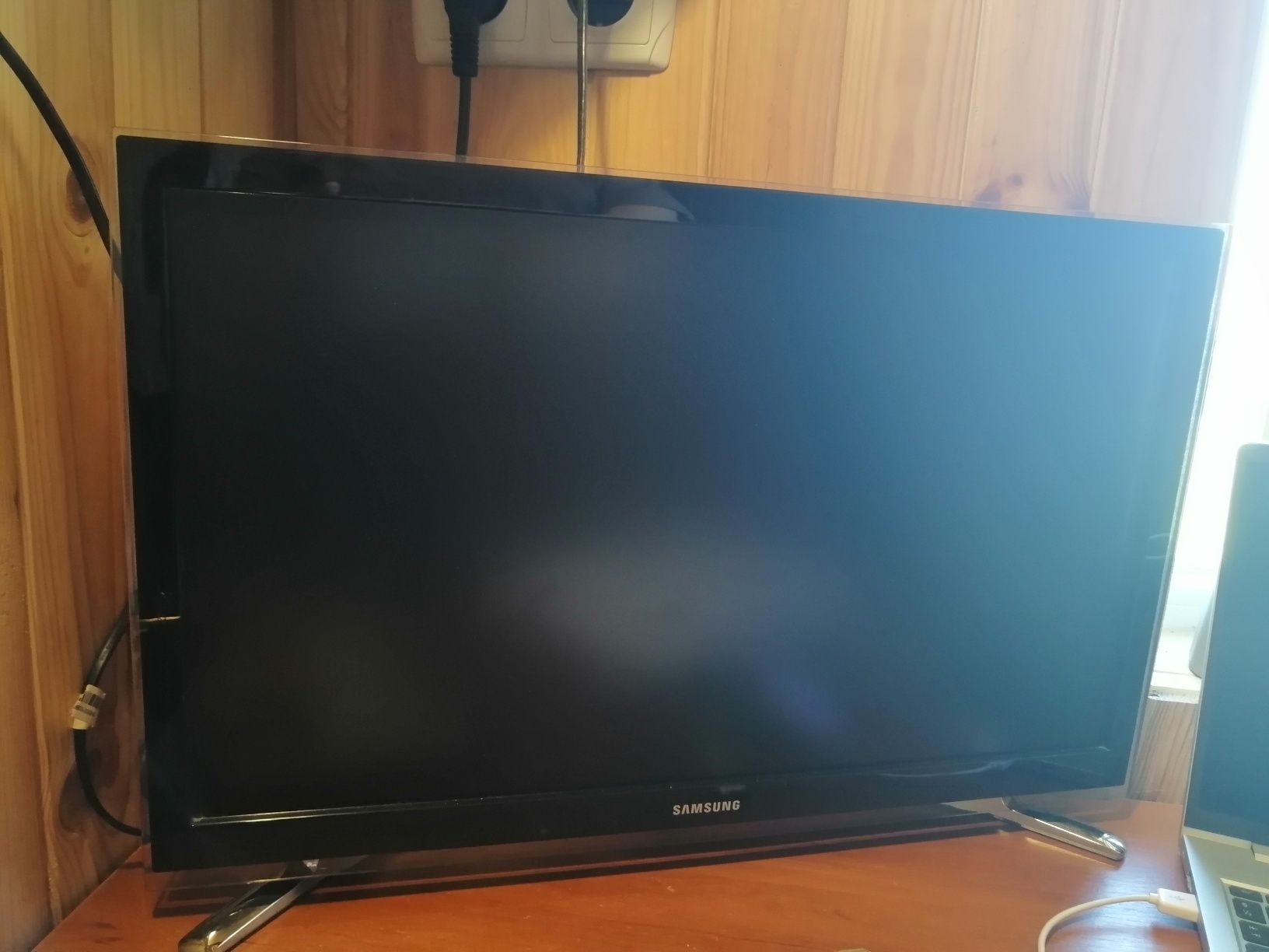 Телевізор з WIFI + смарт TV