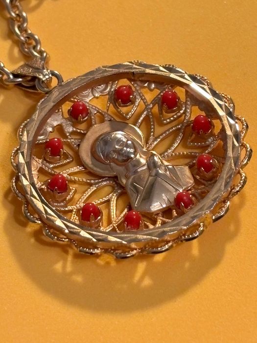 Wisiorek duży-medalion z Maryjką, średnica 4 cm, dwustronny, pozłacany