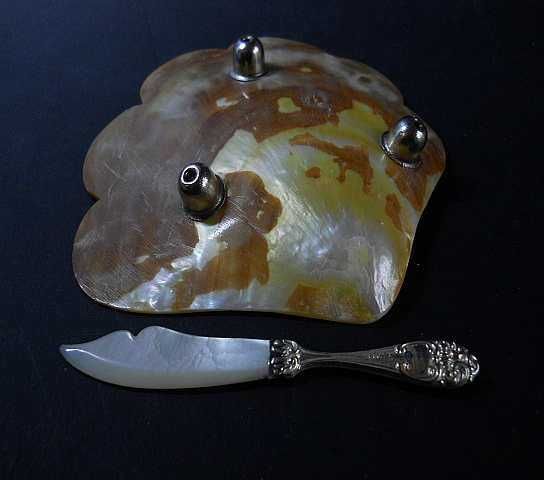 Розетка и нож для икры