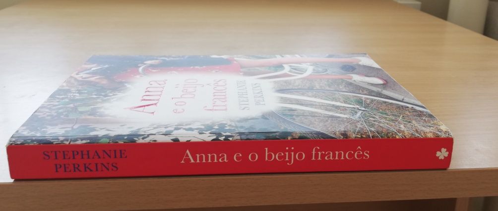 Livro " Anna e o beijo francês" de Stephanie Perkins