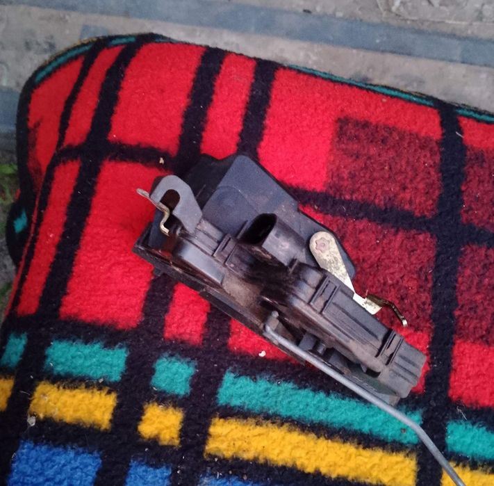 Замок задніх правих дверей на BMW E46