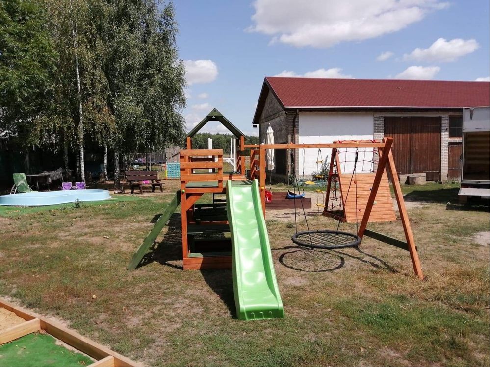 Plac zabaw scianka wspinaczkowa hustawki piaskownica zjezdzalnia