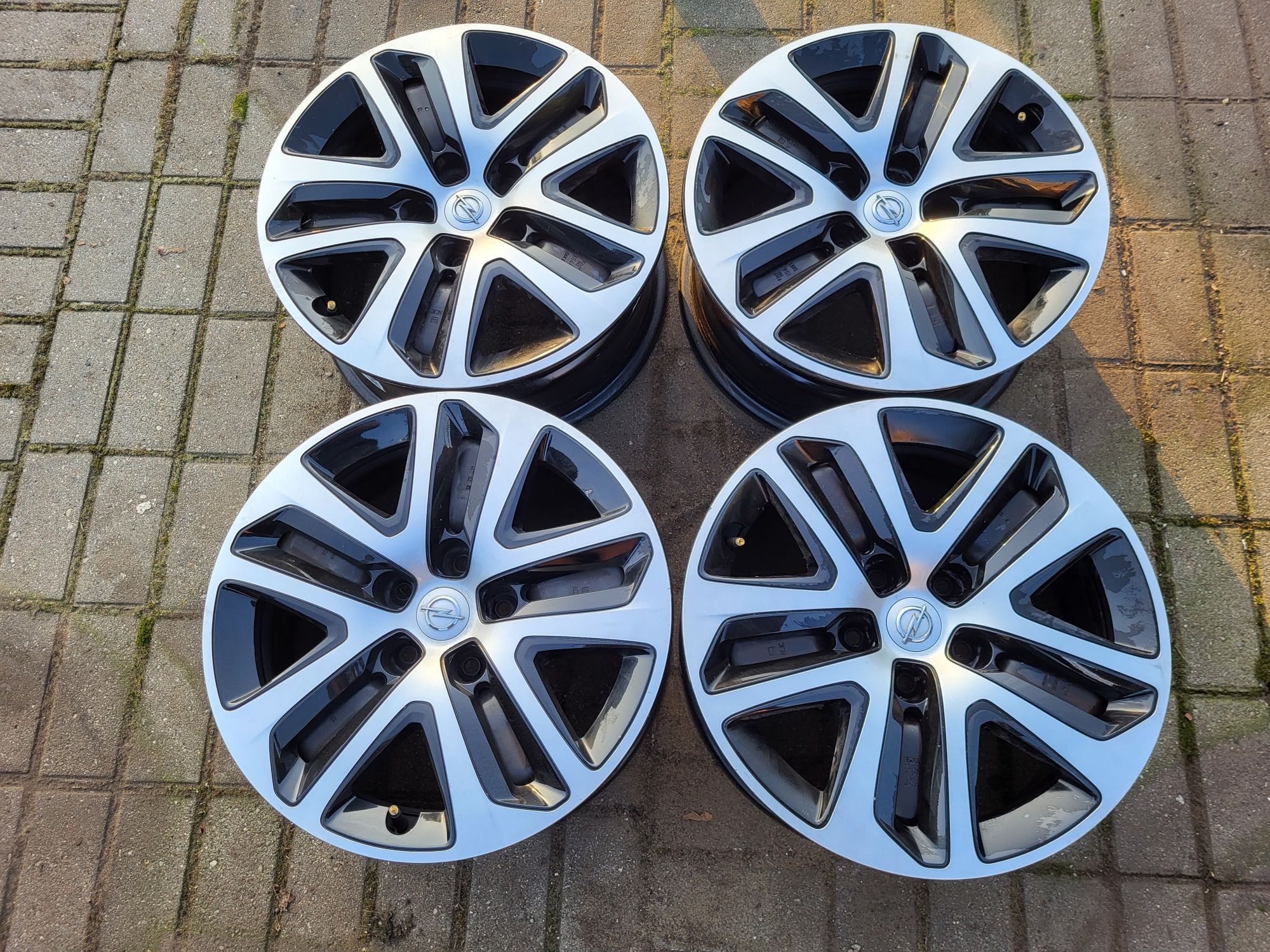 17 Cali felgi strukturalne 5x115 OPEL INSIGNIA B + Kołpaki + czujniki