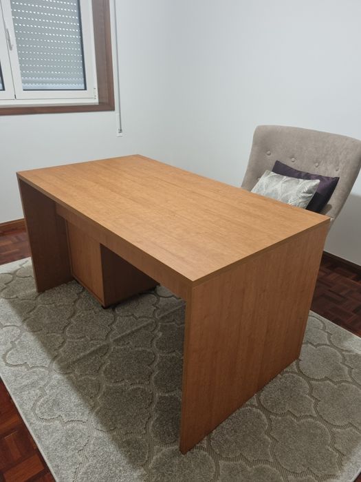 Mesa com modulo gavetas e cadeirão