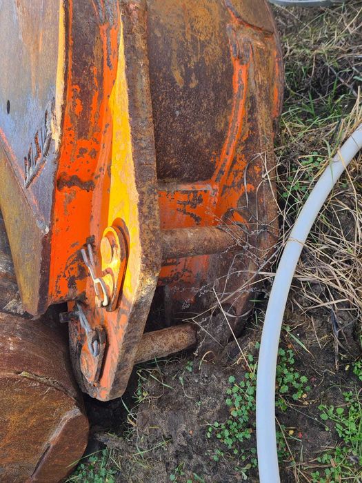 Łyżki  do koparki Hitachi oryginalne.