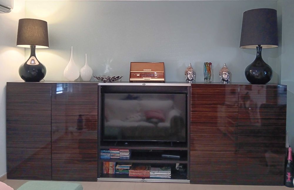 Móvel ikea estimado com muita arrumação e Tv