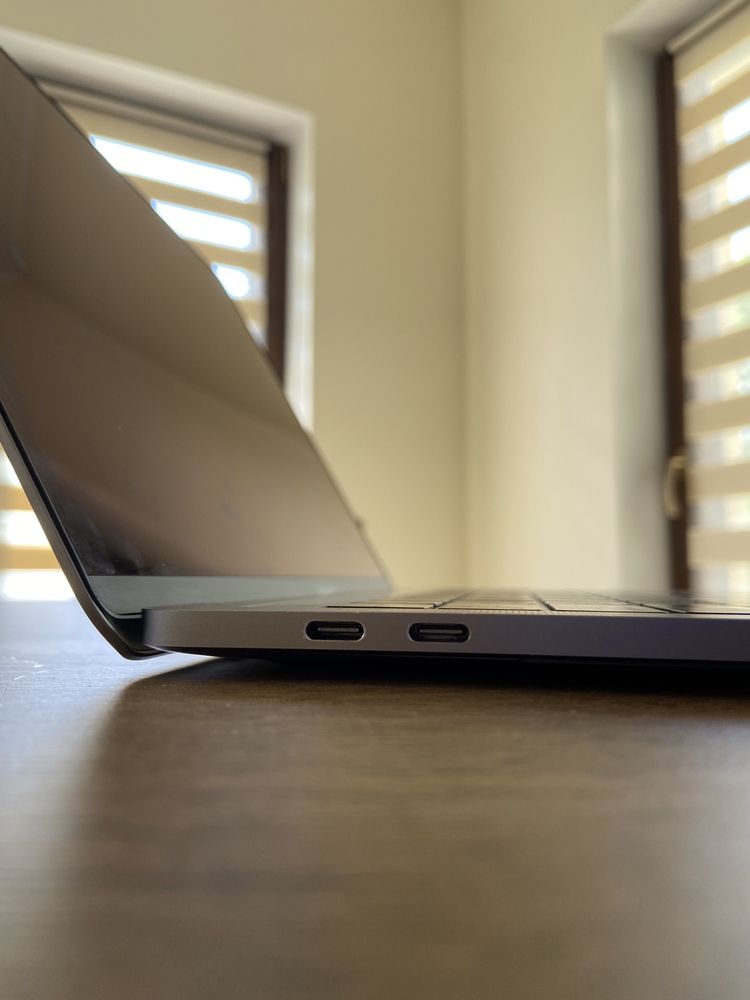 Apple MacBook Pro 13’ 256 GB Space Gray TouchBar 2018