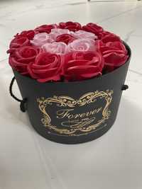 Подарочный набор мыла из роз в шляпной коробке Красный