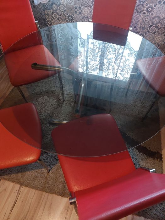 Stół z ciemnego szkła