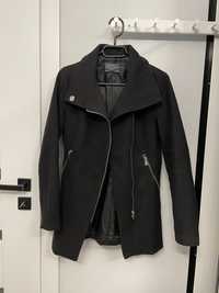Czarny płaszcz Bershka 34