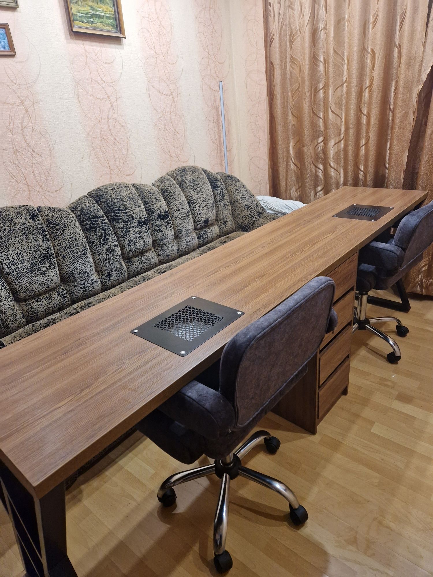 Манікюрний стіл для двох майстрів