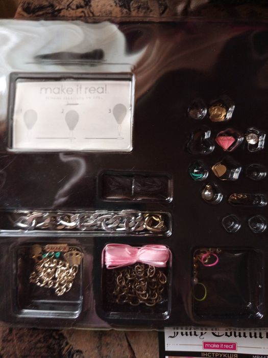 Іграшковий будиночок з меблями та Набір для плетіння браслетиків