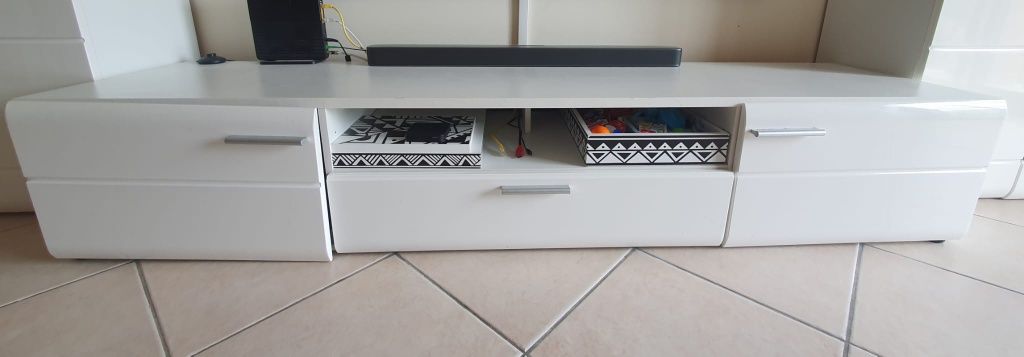 Móvel de Sala Moderno – Branco Lacado com Vitrines em Vidro