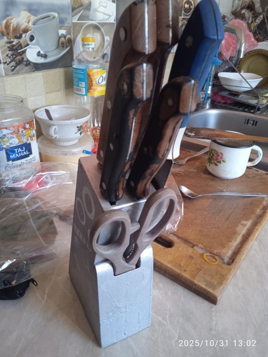 Б.у. Набір ножів з підставкою  100грв