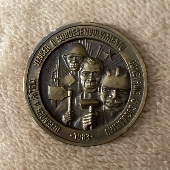 Moeda em Bronze “Vencer o subdesenvolvimento” 1983