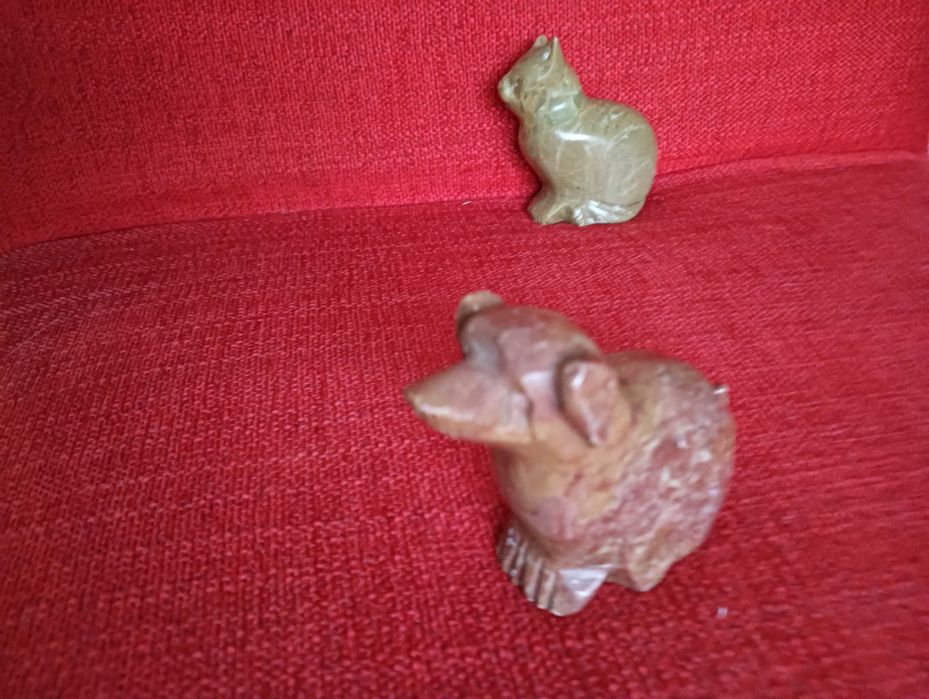 Cão esculpido em pedra mármore 8x6,5cm