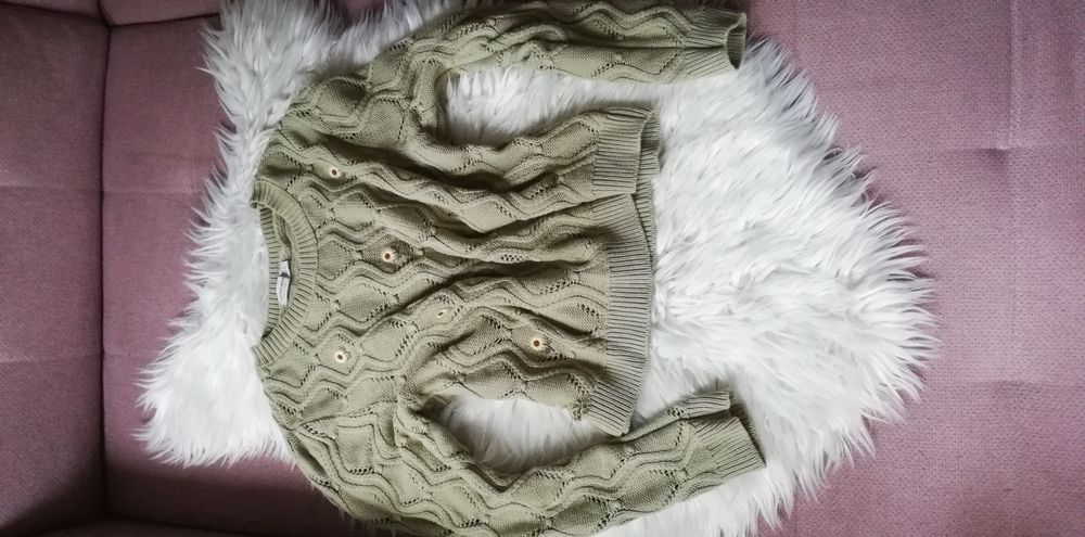 Oliwkowy sweterek firmy Stradivarius 36