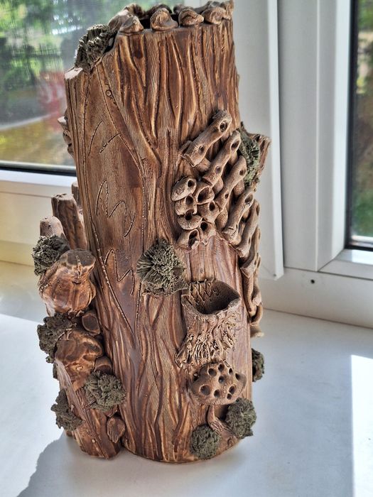 Глинянная ваза для цветов.