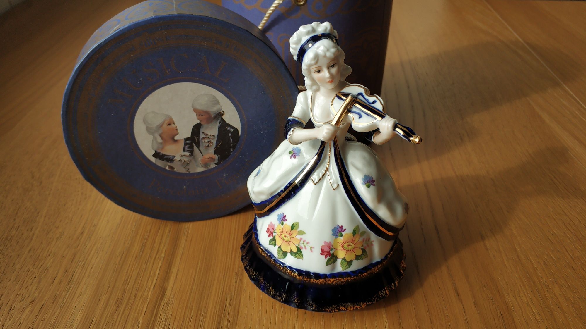 [Novo] Boneca/Figurina Porcelana com Caixa