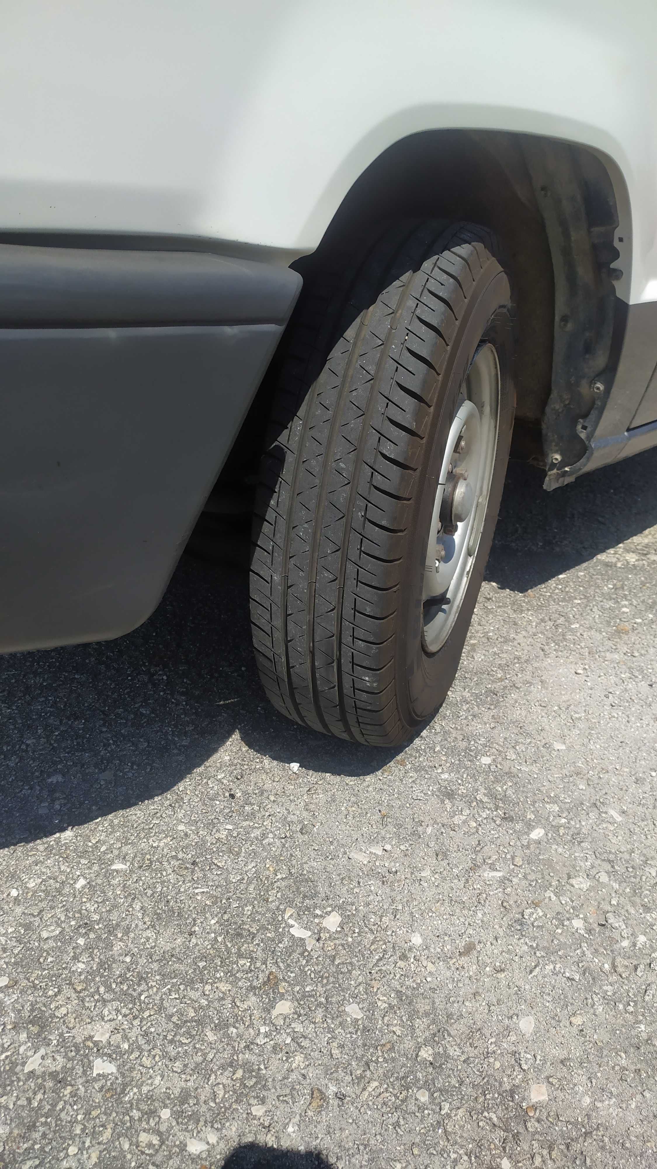 Carrinha caixa aberta, estimada com pouco uso