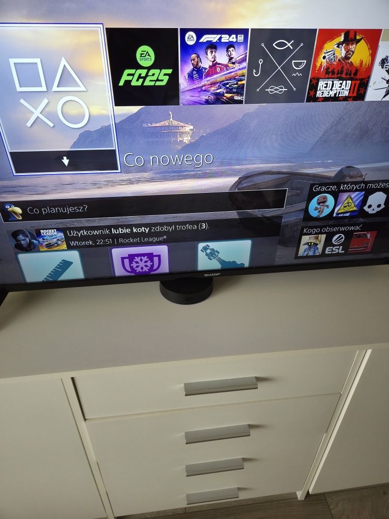 Sprzedam konsole ps4 slim dwa pady plus fifa 25