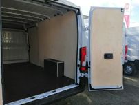 Zabudowa przestrzeni ładunkowej w aucie dostawczym Fiat Ducato L3H2