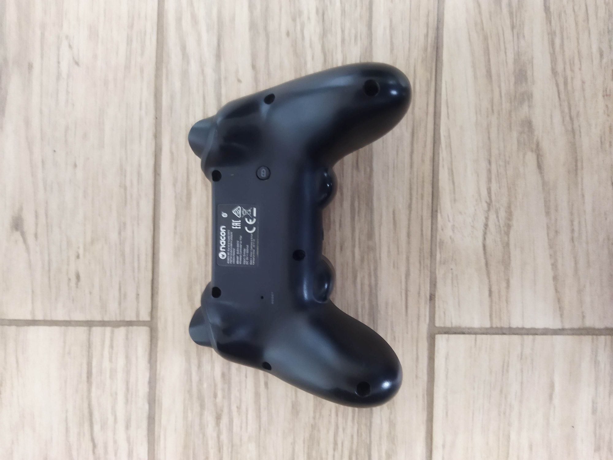 Comando Nacon BB4487 Asymmetric para consola Sony PlayStation 4 Ps4 P