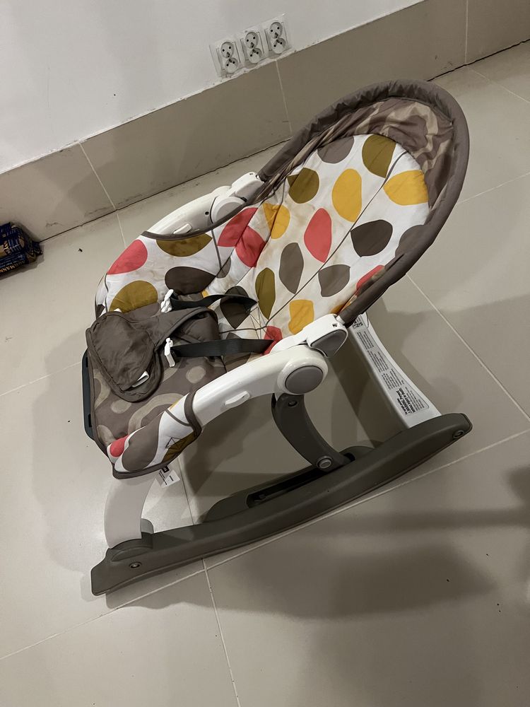 Krzesełko bujane dla dziecka do spania z pasami