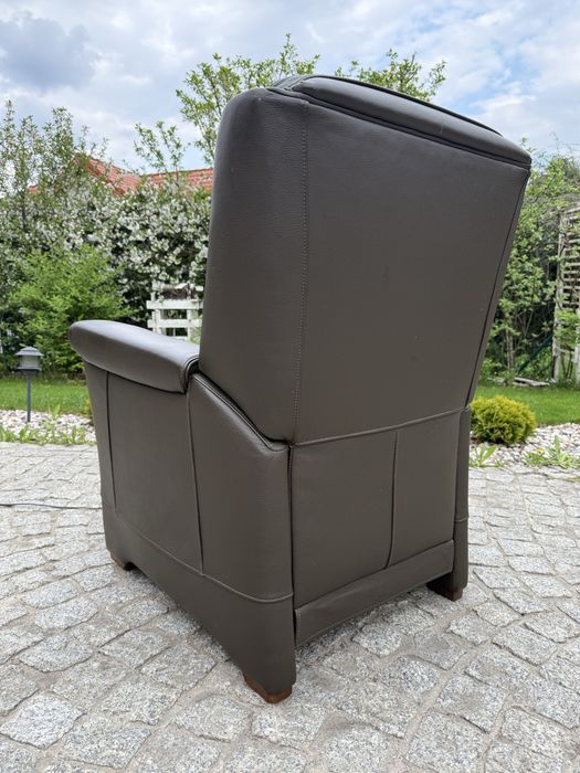 fotel z funkcją relax rozkładany relaksacyjny TV brązowa skóra pilot