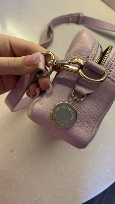 сумка levi’s шкіряна рожева crossbody