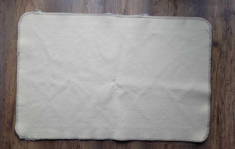 Antypoślizgowy dywanik łazienkowy beżowy 77x50 cm