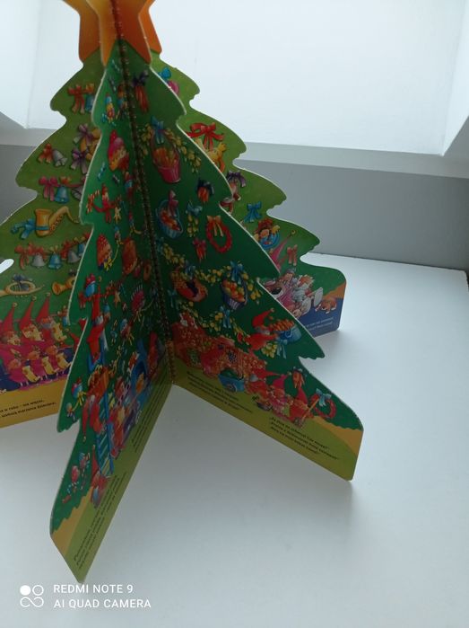 Książka dla dzieci w kształcie choinki