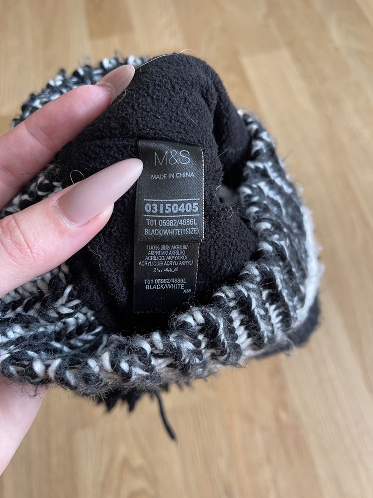 Шапка зимова універсальна з помпоном біло-чорна Marks&Spencer вʼязана