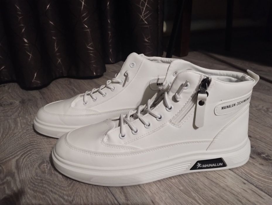 Продам новые высокие красовки, белые, кожзам, 43 р.