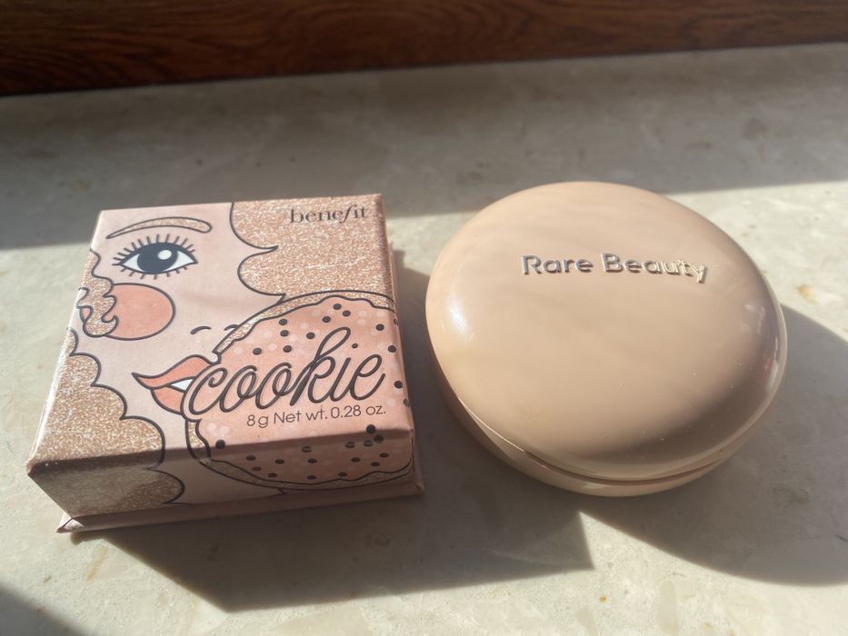 Rozświetlacz Benefit Cookie + Rare Beauty Exhilarate