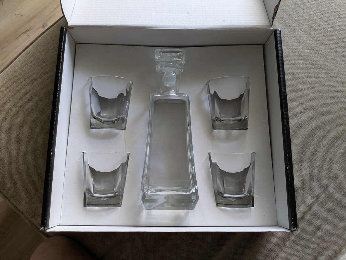 Zestaw do whisky, 4 szklanki + karafka