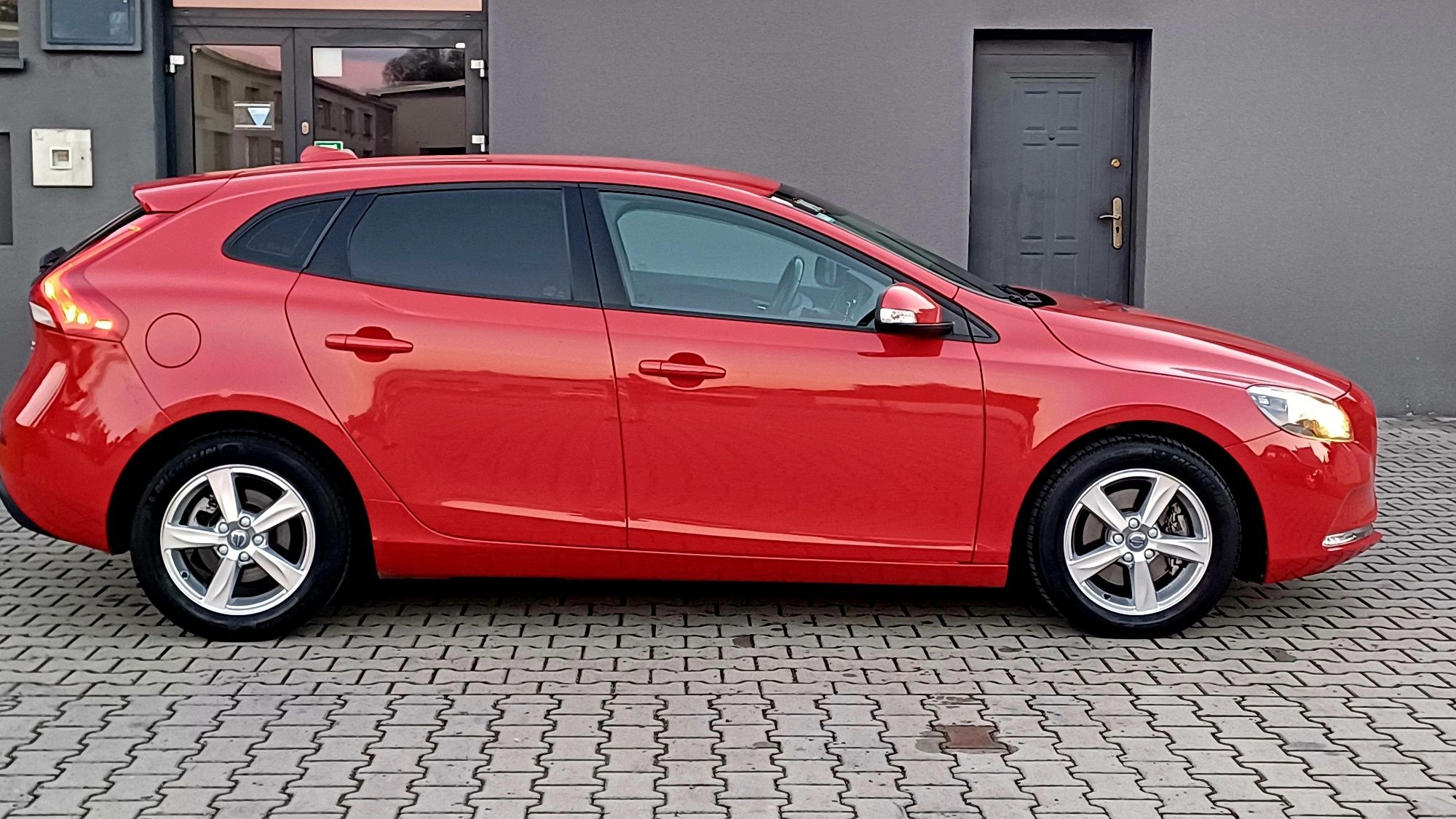 Volvo v40 benzyna 2.0 przebieg 102 tyś km