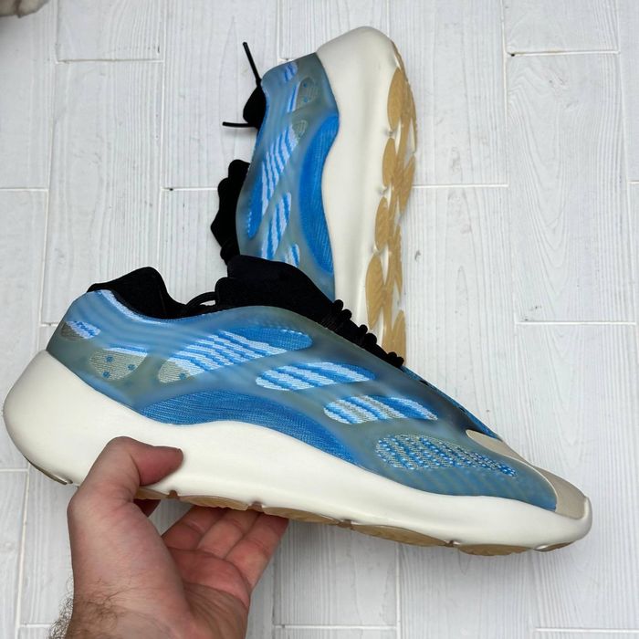 Чоловічі кросівки adidas yeezy 700v3