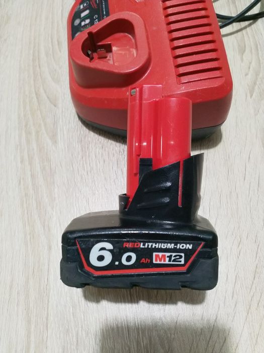 Bateria Milwaukee Red lithium M12 6.0Ah + carregador