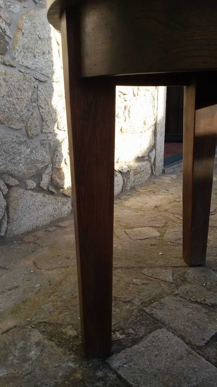 Mesa Redonda em Madeira de Castanho Maciço