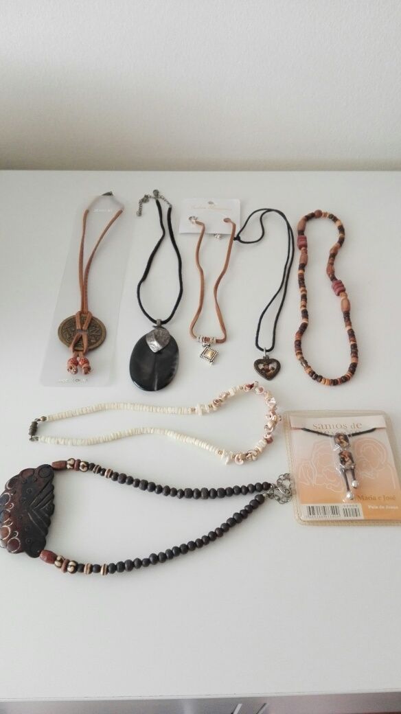 Brincos, pulseiras, anéis e colares vintage