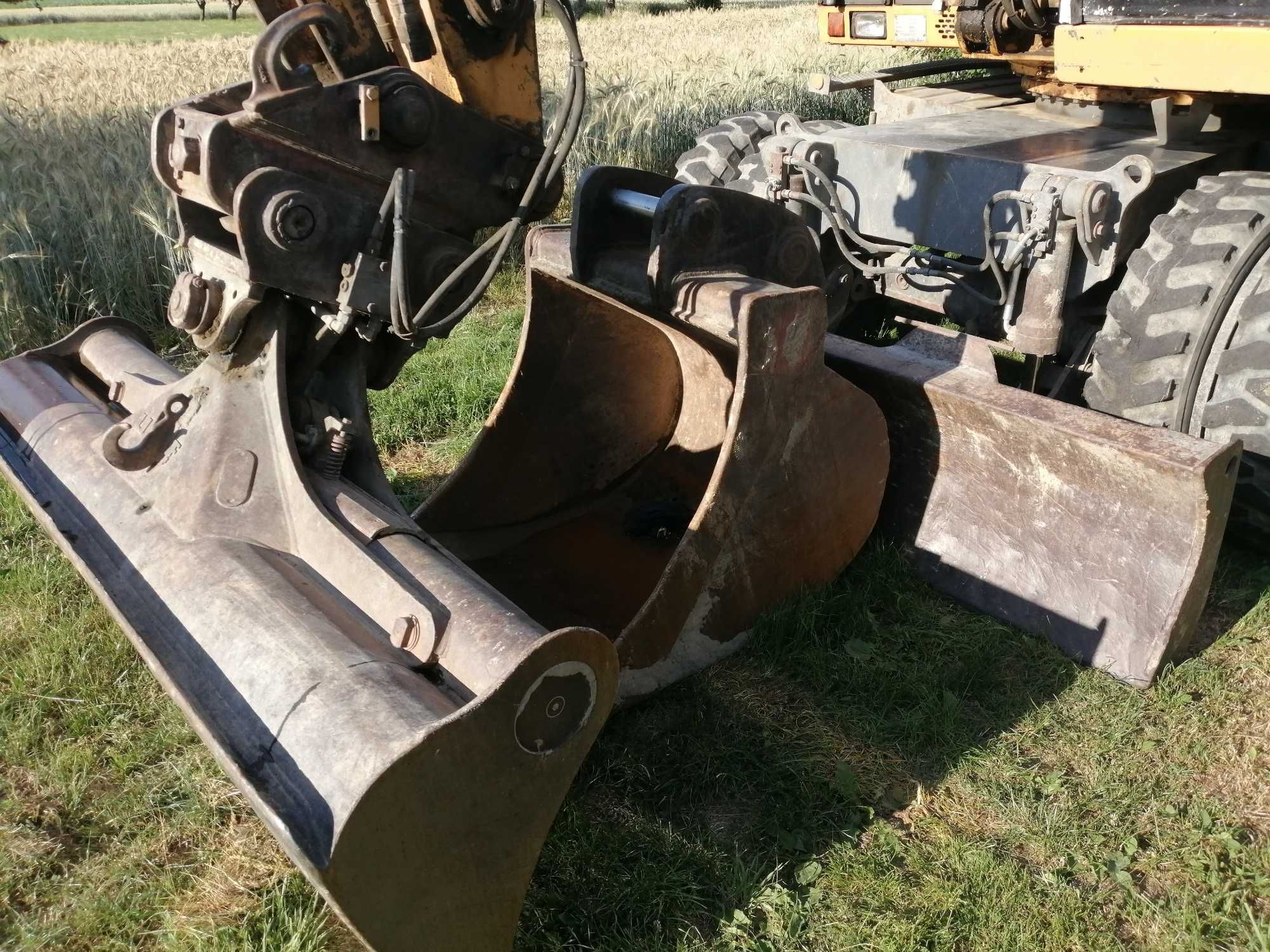 Usługi koparką kołową Liebherr 900 prace ziemne wykopy szamba.