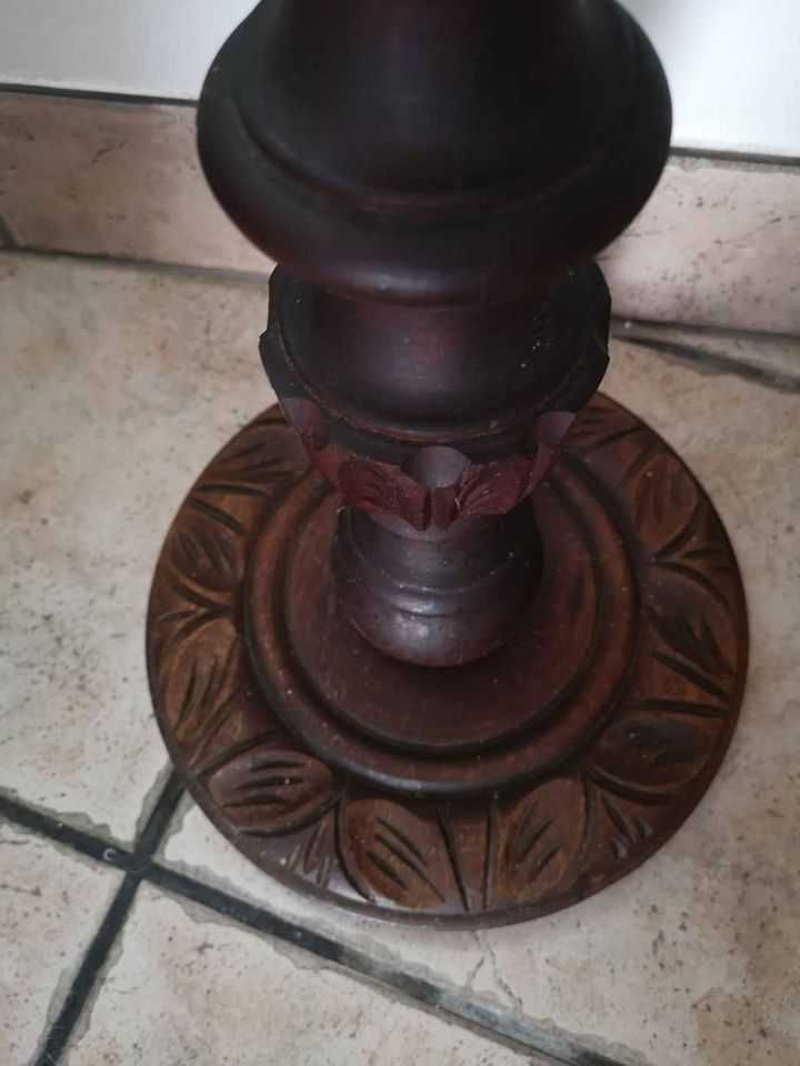 Antiga coluna em madeira