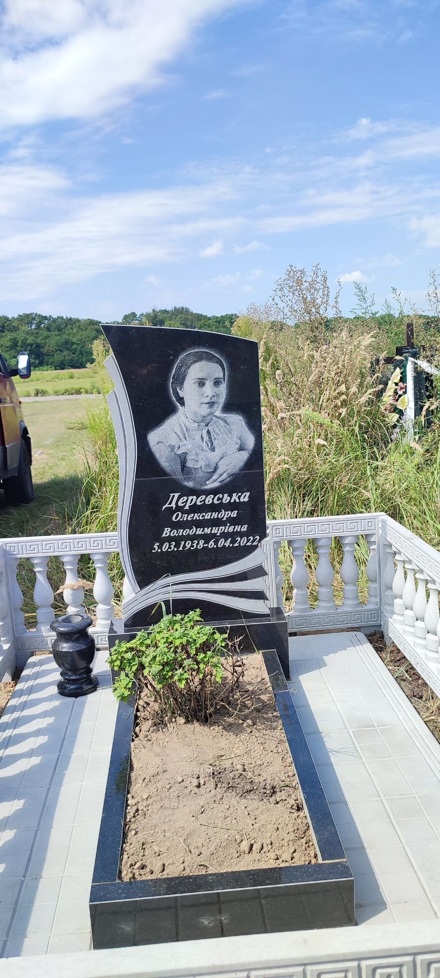 Виготовлення пам’ятників з граніту та бетону. Монтаж, вкладання плитки