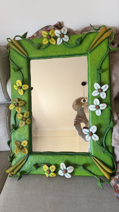 Espelho com moldura em espuma