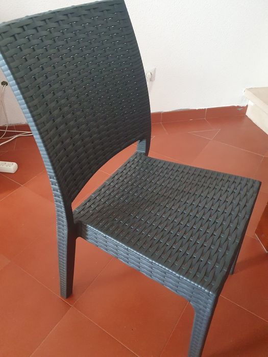 Mesa e 4 cadeiras. Tampo em vidro preto 177x93cm