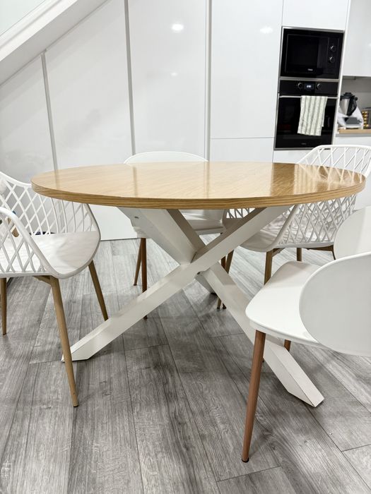 Mesa redonda + 4 cadeiras