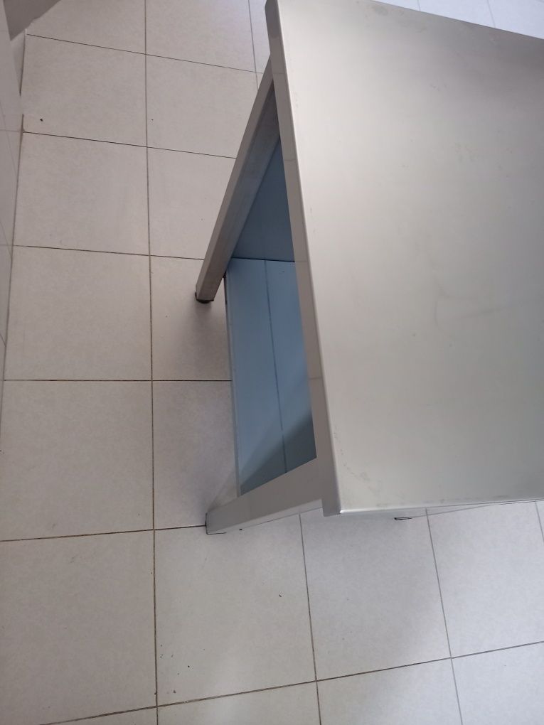 Bancada/ Mesa de parede com porta inox