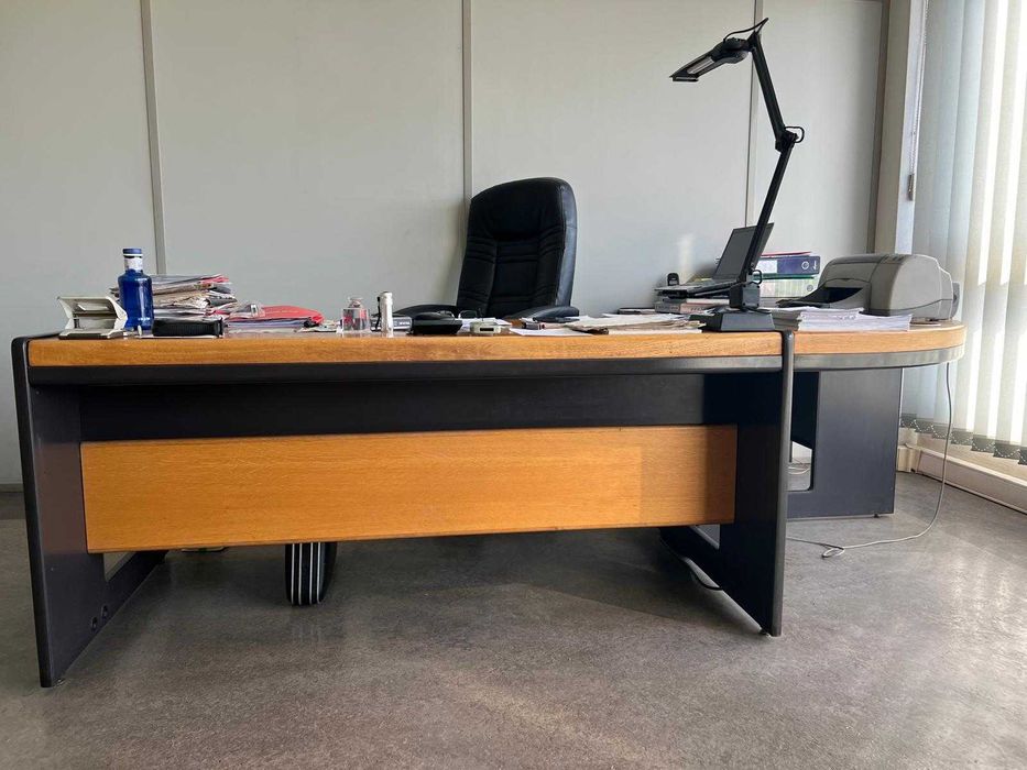Conjunto Secretária e Móvel Vitrine c/ Gavetas e 2 cadeirões CORTAL